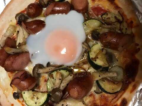 卵のせウインナーとズッキーニのピザ